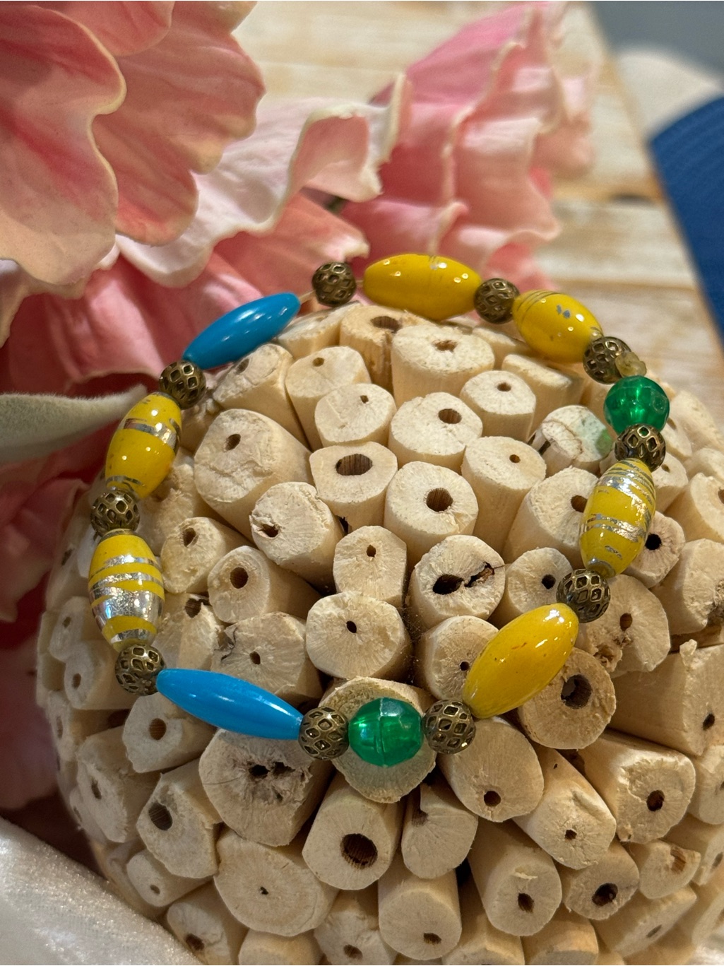 Vtg Colorful Beaded Stretch Bracelet - Yellow, Blue & Green
